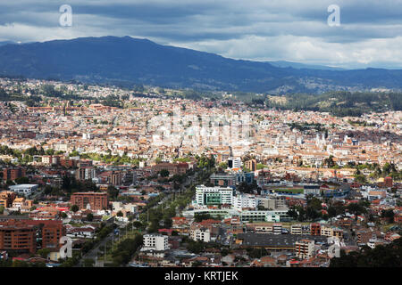 Ecuador Cuenca - paesaggio urbano - Vista sulla città dal punto di vista a Turi; Cuenca, Ecuador America del Sud Foto Stock