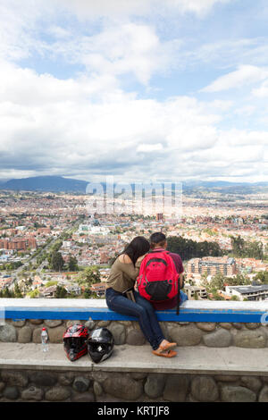 Una coppia in un punto panoramico a Turi che domina la città di Cuenca, Ecuador, sito patrimonio dell'umanità dell'UNESCO, Ecuador Sud America Foto Stock