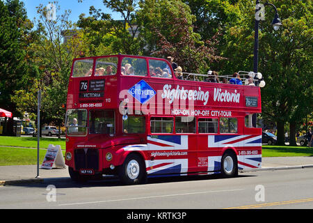 Un rosso double decker bus di avvistamento caricato con i turisti sulla strada a Victoria sull isola di Vancouver British Columbia Canada. Foto Stock