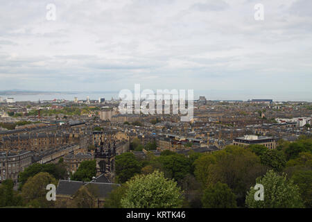 Vista da Calton Hill, Edimburgo, Scozia, verso il Firth of Forth, Inchkeith isola e Leith Foto Stock
