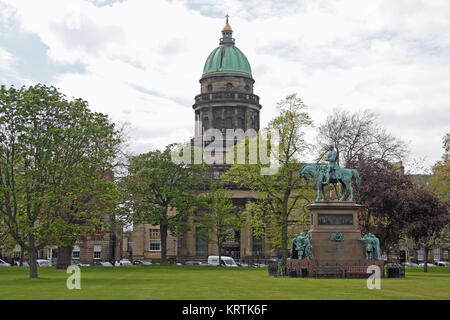 L'Albert Memorial e la West Register House, Charlotte Square, New Town, Edimburgo, Scozia, Regno Unito Foto Stock