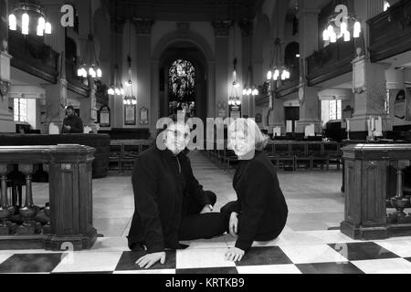 Il Decano della Cattedrale di Birmingham Catherine Ogle e ex Black Sabbath chitarrista Tony Iommi. Foto Stock