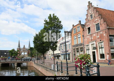 Xvii secolo Waterpoort o acqua cancello in frisone città di Sneek, Paesi Bassi Foto Stock