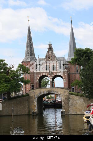 Xvii secolo Waterpoort o acqua cancello in frisone città di Sneek, Paesi Bassi Foto Stock