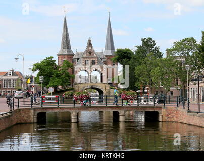 Xvii secolo Waterpoort o acqua cancello in frisone città di Sneek, Paesi Bassi Foto Stock