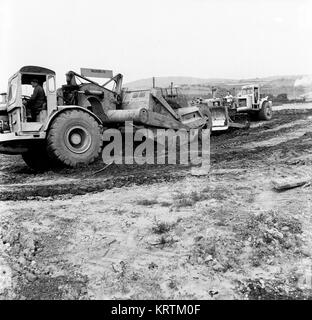 Movimento terra veicoli escavatore la preparazione di massa di alloggiamento per lo sviluppo immobiliare costruzione in Telford Regno Unito 1968 Foto Stock