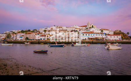 Ferragudo al tramonto, Algarve, Portogallo. Foto Stock