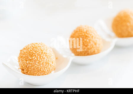 Palline di sesamo da farcire con crema pasticcera lava Foto Stock