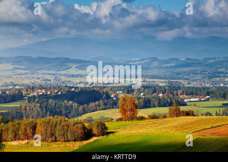 Polonia colline d'autunno. Sunny ottobre giorno nel villaggio di montagna Foto Stock