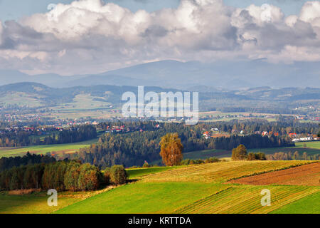 Polonia colline d'autunno. Sunny ottobre giorno nel villaggio di montagna Foto Stock