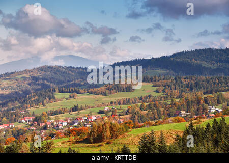 Polonia colline d'autunno. Sunny ottobre giorno nel villaggio di montagna Foto Stock