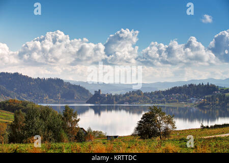 Polonia colline d'autunno. Sunny ottobre giorno nel villaggio di montagna Foto Stock