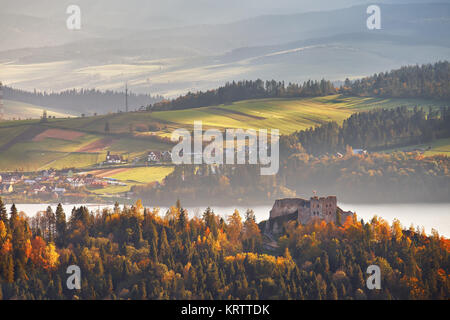 Polonia colline d'autunno. Sunny ottobre giorno nel villaggio di montagna Foto Stock