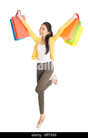 Felice donna asiatica con borse per lo shopping Foto Stock