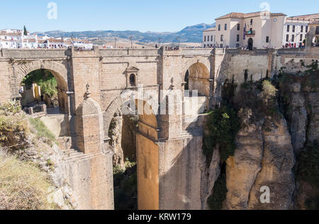 Vista dal nuovo ponte sul fiume Guadalevin in Ronda, Malaga, Spagna. Punto di riferimento popolare di sera Foto Stock