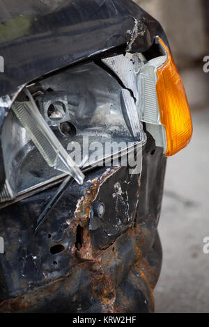 Si è schiantato auto dettaglio dei fari Foto Stock