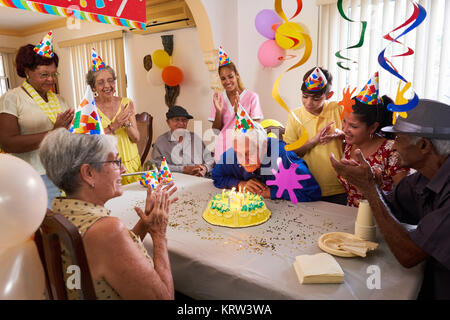 Riunione di famiglia per la festa di compleanno festa in casa di riposo Foto Stock