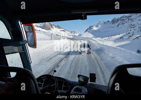 La guida bus nella tempesta di neve Foto Stock