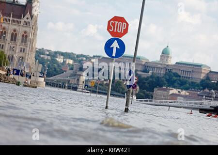 Strada allagata a Budapest Foto Stock