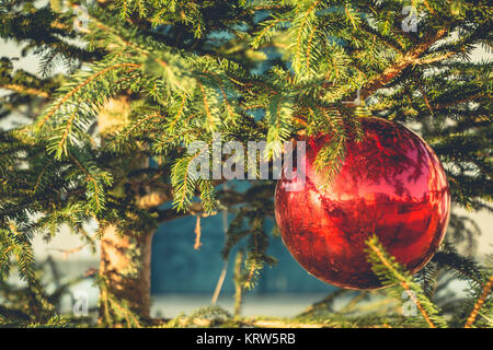 Red palla di Natale appeso a un albero di Natale Foto Stock