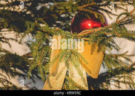 Il nodo d'oro appeso a un albero di Natale Foto Stock