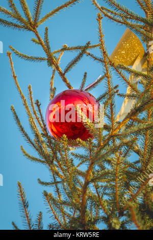 Red palla di Natale appeso a un albero di Natale Foto Stock