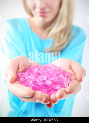 Donna di mani che tengono i cristalli colorati cristalli color pastello Foto Stock