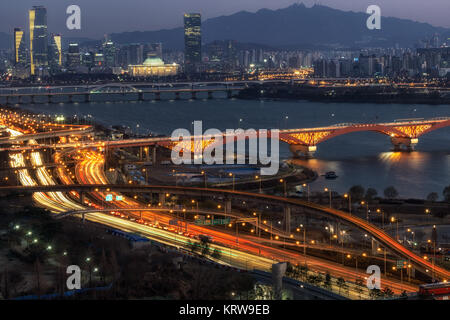 Vista notturna del ponte Seongsan Yeouido e Foto Stock