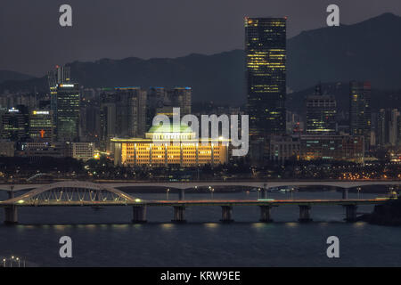 Vista notturna del ponte Seongsan Yeouido e Foto Stock