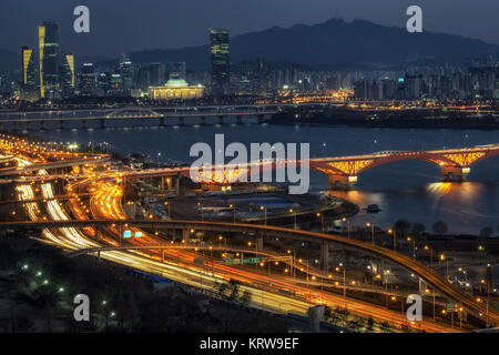 Vista notturna del ponte Seongsan Yeouido e Foto Stock