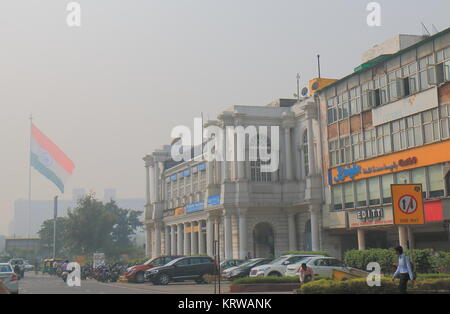 La gente visita Connaught Place nel centro cittadino di Nuova Delhi India Foto Stock