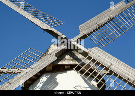 Il mulino a vento Grossenheerse (Petershagen) davanti a un cielo blu è parte della Westfalia Mill Street (Germania). Foto Stock