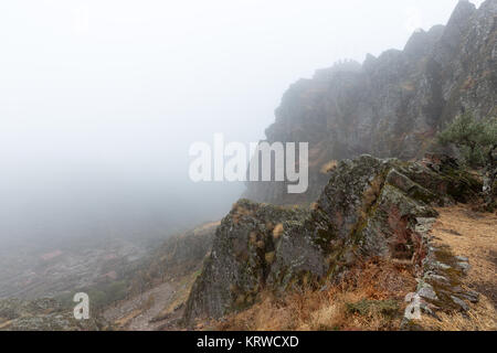 Paesaggio con nebbia in Penha Garcia. Il Portogallo. Foto Stock