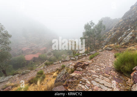 Paesaggio con nebbia in Penha Garcia. Il Portogallo. Foto Stock