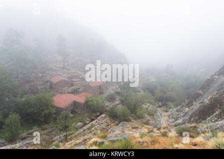 Paesaggio con nebbia in Penha Garcia. Il Portogallo. Con gli antichi mulini ad acqua. Foto Stock