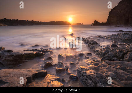 Tramonto nella spiaggia Portio. Liencres. Cantabria. Spagna. Foto Stock