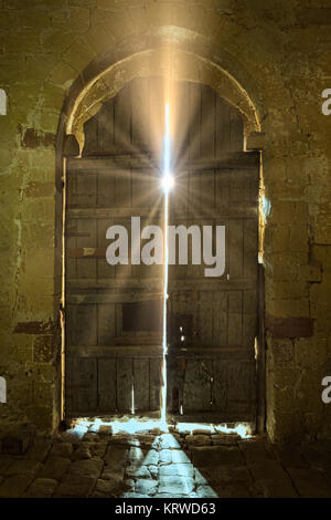 Porta con raggi solari nella chiesa del castello di Turegano. Spagna. Foto Stock