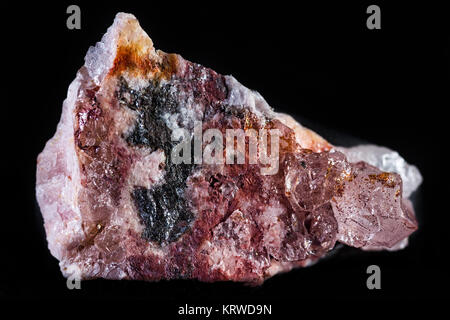 Rhodochrosite minerale su uno sfondo nero. Foto Stock