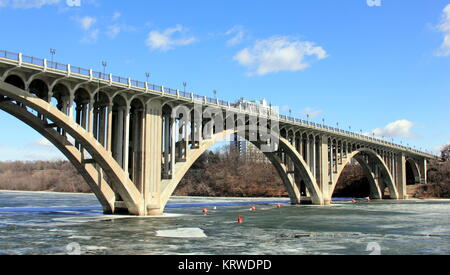 La Ford Parkway ponte attraverso il fiume Mississippi a Minneapolis, Minnesota Foto Stock