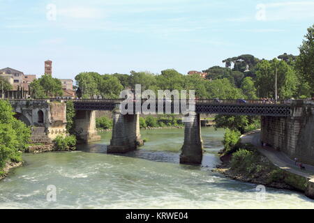 Vista di Pons Aemilius (Ponte Rotto) e Ponte Palatino. Roma, Italia Foto Stock