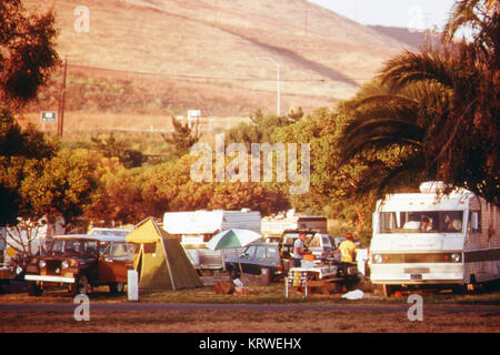 A nord di Los Angeles camper appendere fuori a Refugio membro spiaggia di Santa Barbara County nel giugno 1975 Foto Stock