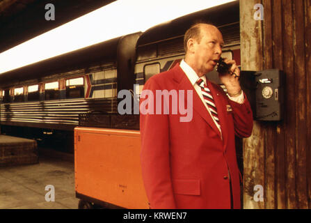 Un dipendente di Amtrak al telefono a Los Angeles Unione Terminal Passeggeri nei primi anni settanta Foto Stock