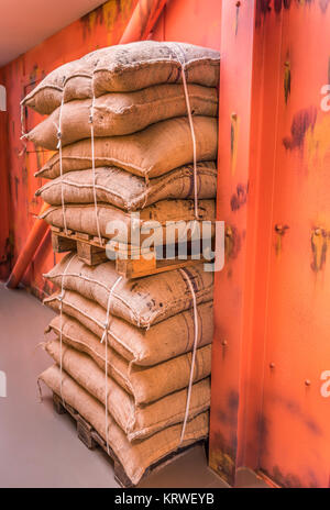 I pallet di sacchi di merce impilata in deposito Foto Stock