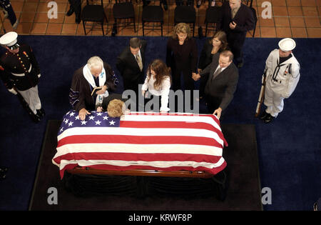 Con i membri della famiglia di presenze, ex First Lady Nancy Reagan, stabilisce la sua testa sulla bandiera-drappeggiato bara del defunto marito, ex presidente degli Stati Uniti Ronald Reagan durante un servizio a Ronald Reagan Presidential Library situato in Simi Valley, California (CA). Foto Stock