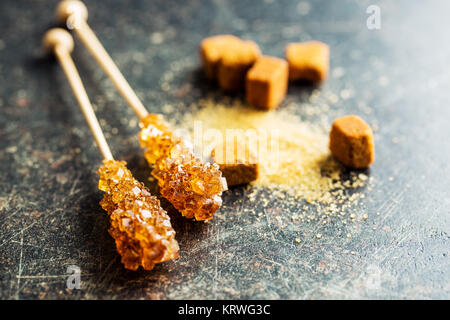 Brown ambra cristallo di zucchero sul bastone di legno. Foto Stock