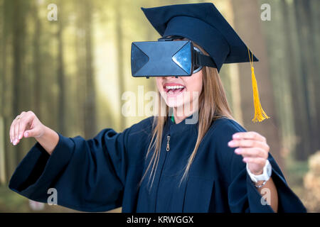 Graduazione con vr auricolare, apprendimento a distanza concetto, scuola , tech Foto Stock