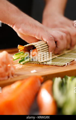 Przygotowywanie sushi. Mata bambusowa, przygotowywanie sushi Foto Stock