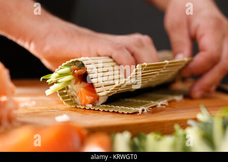 Przygotowywanie sushi. Mata bambusowa, przygotowywanie sushi Foto Stock