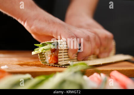 Przygotowywanie sushi. Mata bambusowa, przygotowywanie sushi Foto Stock