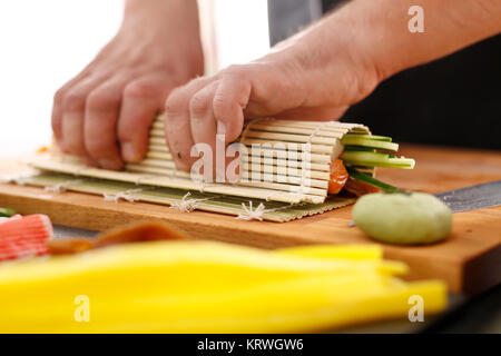 Mata bambusowa, przygotowywanie sushi. Jak przygotowaÄ‡ sushi. SkrÄ™canie rolki sushi w matÄ™ bambusowÄ… Kurs przygotowywania sushi Foto Stock